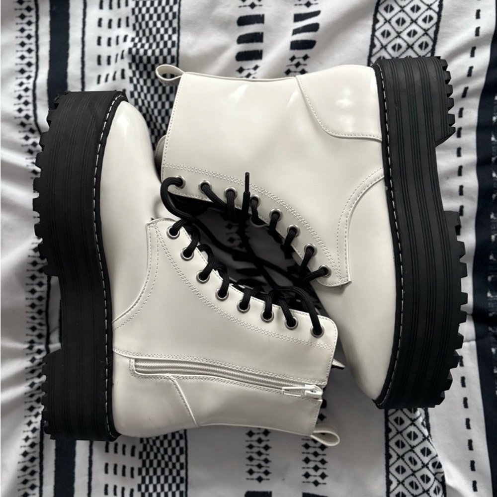 DIVIDED H&M White & Black Lace-Up Combat Platform Boots
